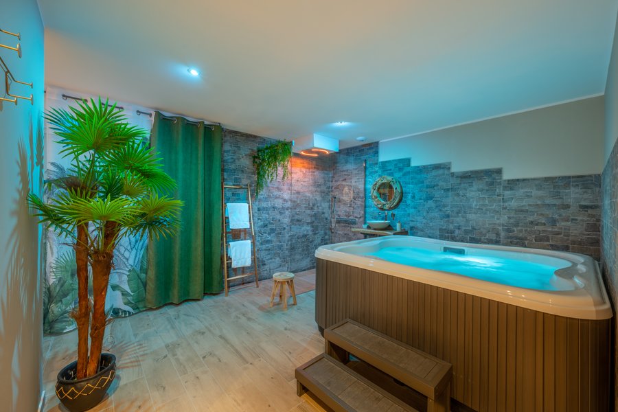 Suite Romantique lost paradise  avec spa, sauna et douche bien être — photo 2