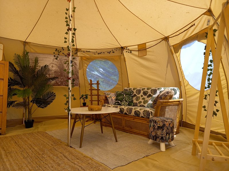 Hébergement AbracadaRoom : Jungle Tent with Vintage Military Ambulance - Image 3