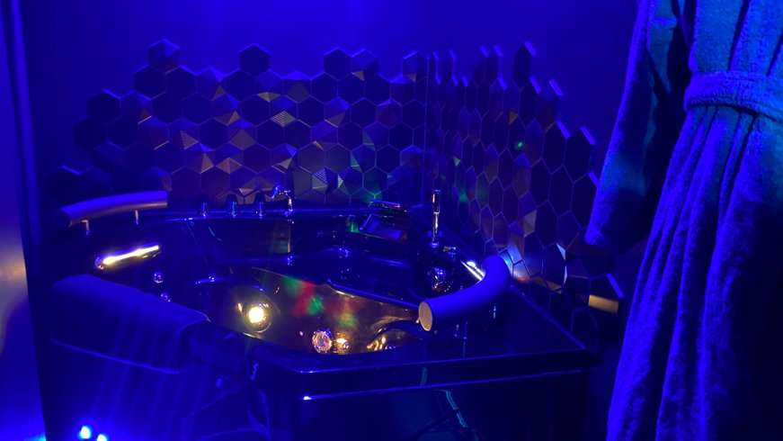 Hébergement AbracadaRoom : Dormez sous la Lune Bleue – Séjour magique & jeu immersif - Image 3