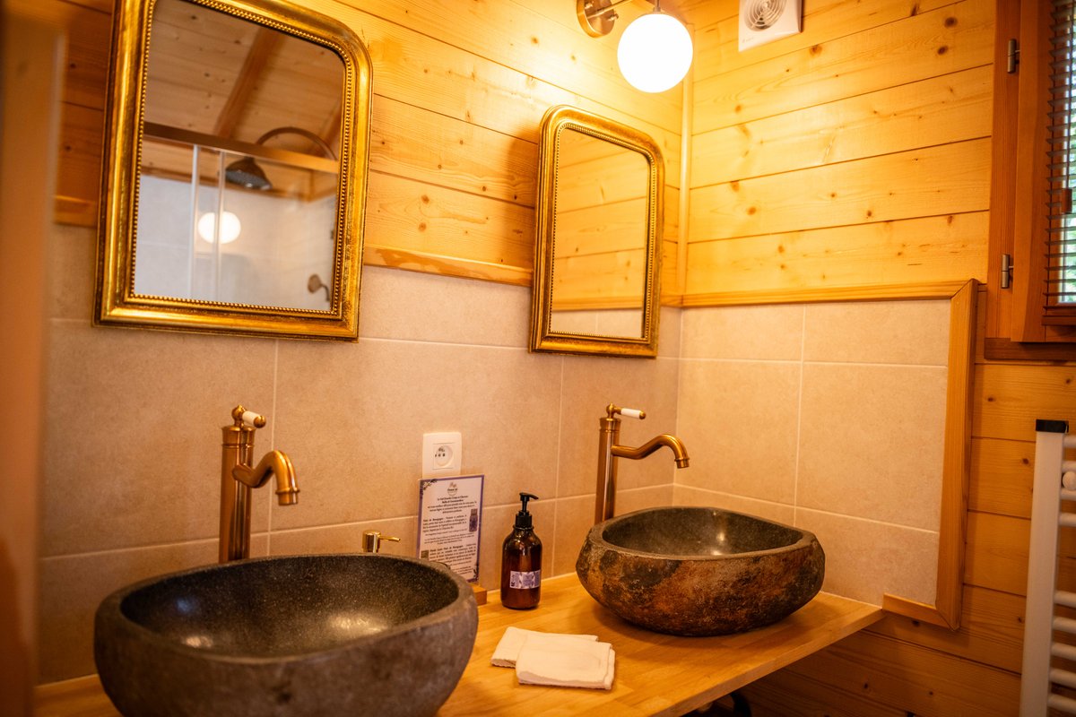 La cabane du Domaine des Ecus d'Or à La Bussière Sur Ouche (25)