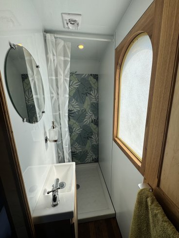 Hébergement AbracadaRoom : La roulotte à la Ferme de Youna & Zélie - Image 7