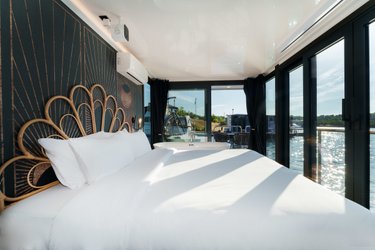 Suite flottante Panoramique Lit king-size Balnéo à Saint-Martin-La-Garenne (1)