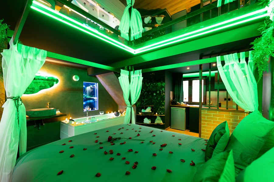 Hébergement AbracadaRoom : La Forêt Enchantée - Love Room à thème - Jacuzzi - Image 5