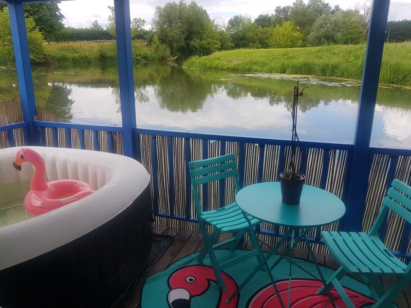 Domaine AbracadaRoom : Cottage Flottant Insolite Ouges - Image 2