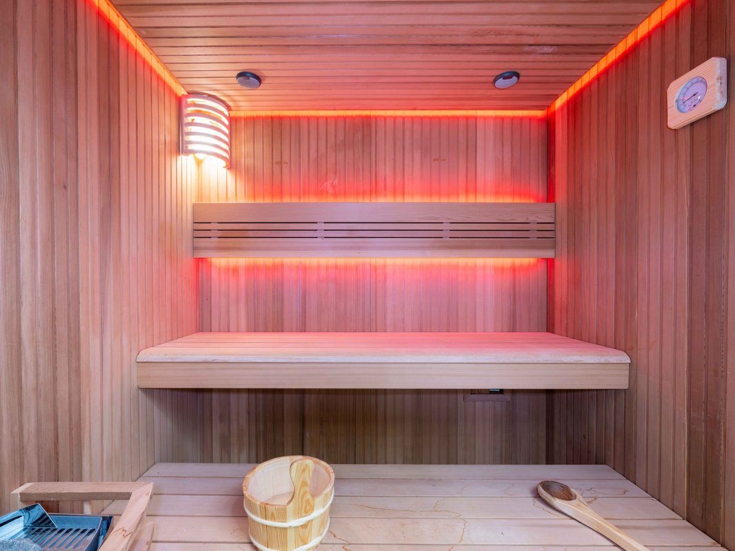 Eau Loin - Villa avec spa, sauna, hammam & salle de jeux à Ver Sur Launette (4)