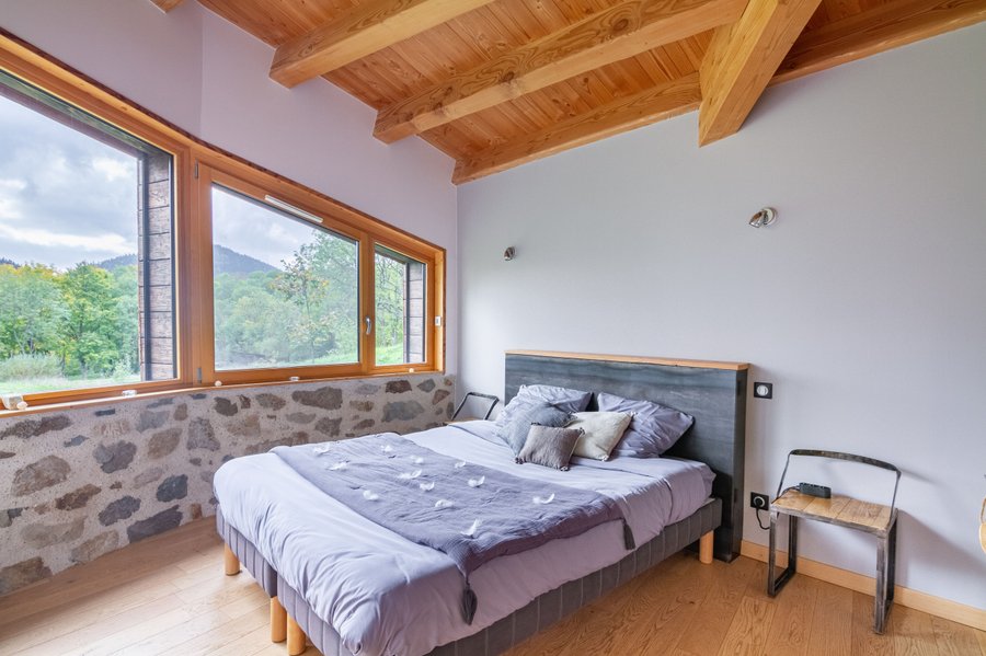 Hébergement AbracadaRoom : La Bulle de Pierre avec Spa privatif - Ecolodge au milieu des volcans - Image 8