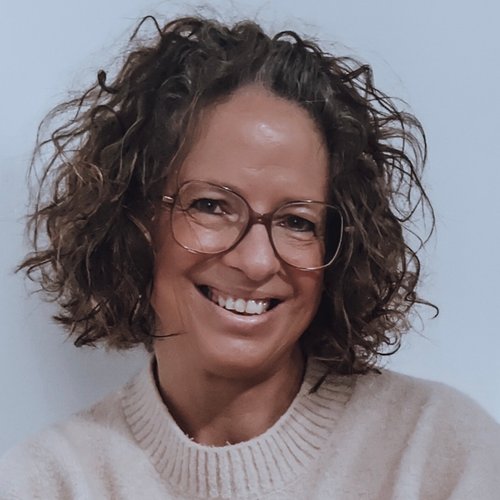 Nous vous accueillons avec plaisir au Domaine de l’Évidence, un lieu que nous avons imaginé pour offrir calme, détente et déconnexion. Nous avons à cœur de vous recevoir chaleureusement et de rendre votre séjour aussi agréable que possible.