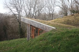 Les cabanes autour du tilleul, La cabane rouge
