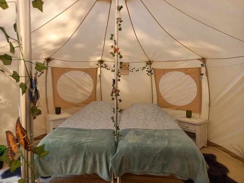 Hébergement AbracadaRoom : Jungle Tent with Vintage Military Ambulance - Image 9