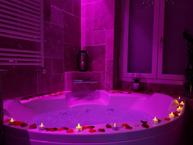 Hébergement AbracadaRoom : Glam Appart Spa Cosy Champagne & Parking - Image 9