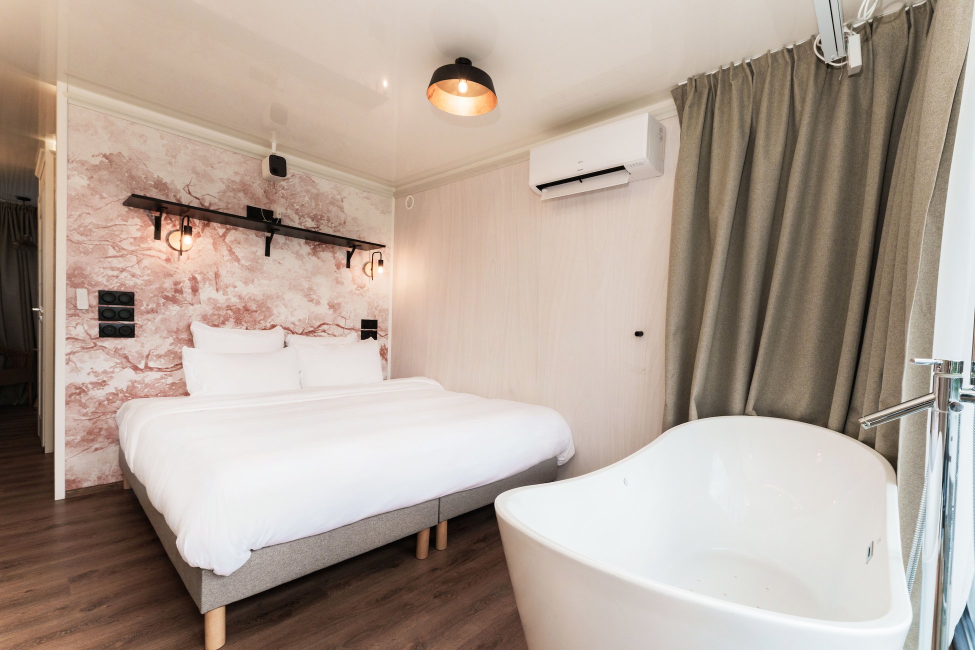 Hébergement UnicStay : Suite flottante Lit king-size Balnéo à L'isle Adam