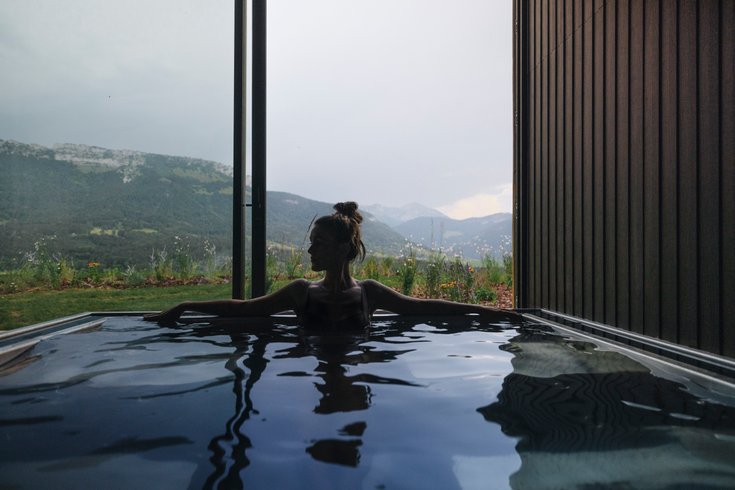 Hébergement AbracadaRoom : Unik Lodges Annecy - Aurore - Nuit insolite avec vue montagne et spa privé - Image 1