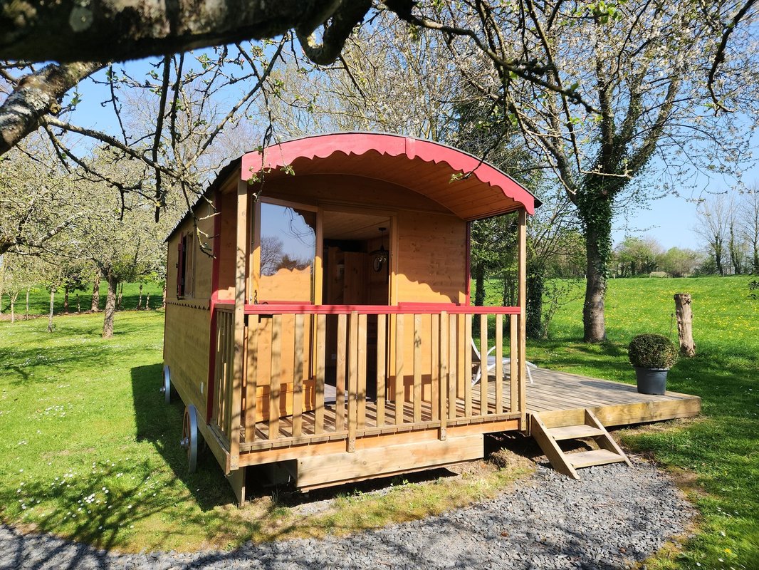 La Roulotte & spa à Saint-Jean-D'elle (4)