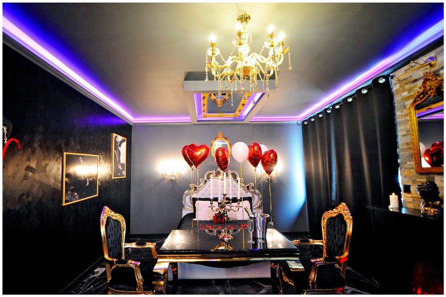 Hébergement AbracadaRoom : La suite MAJESTUEUSE, SPA XXL, CHEMINÉE LUXE, 5 min du centre - Image 3