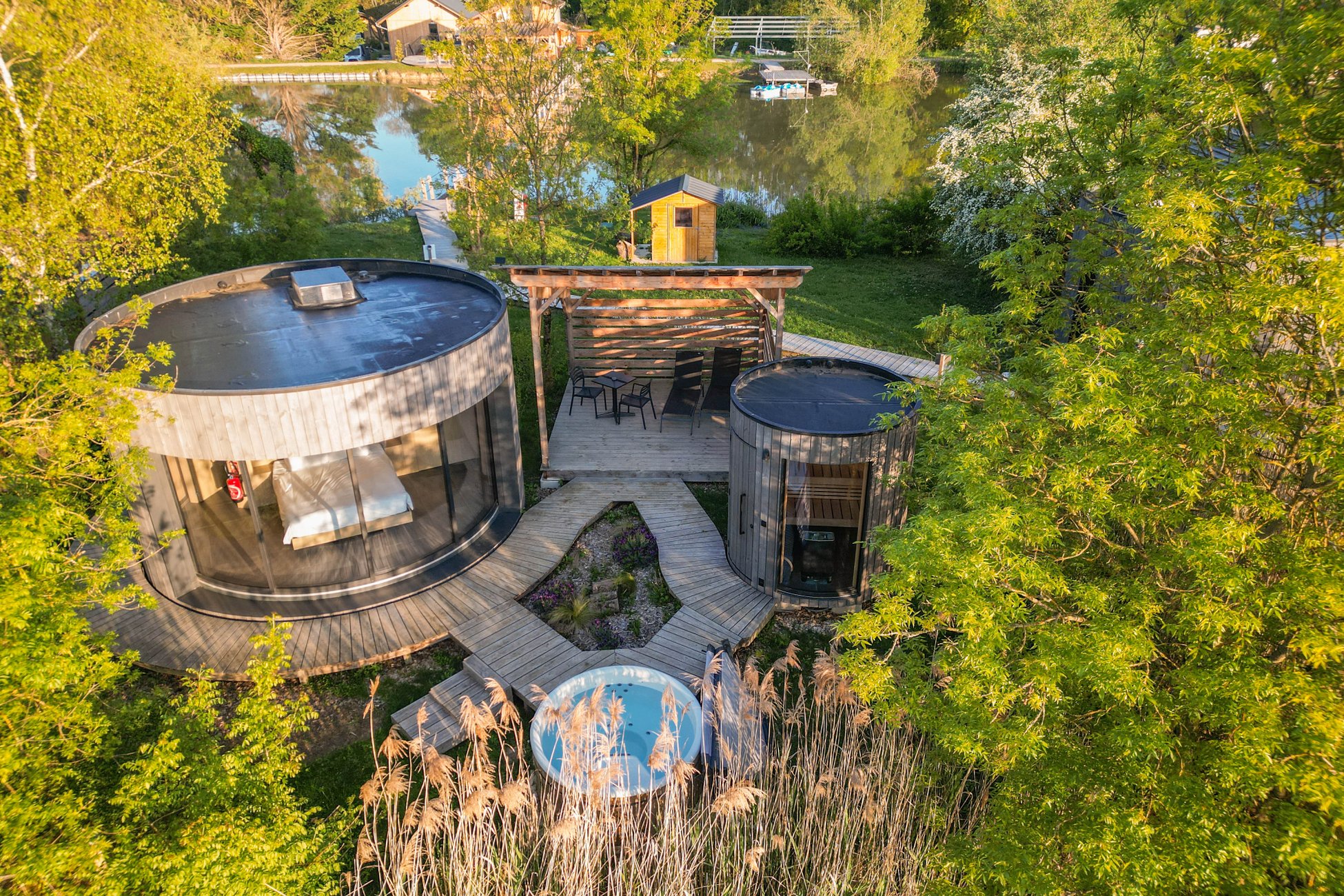 Hébergement UnicStay : LUMIPOD SPA BIEN-ETRE à Bâgé-Dommartin