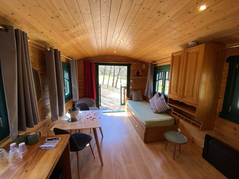 Hébergement AbracadaRoom : Roulotte Spa de Charme - Image 6