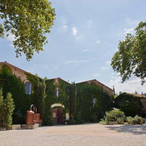 L'équipe du Domaine "La chevêche", nom d'une petite chouette de Provence, présente lors de l'achat du lieu en 1989, et du musée des arômes et du parfum.
