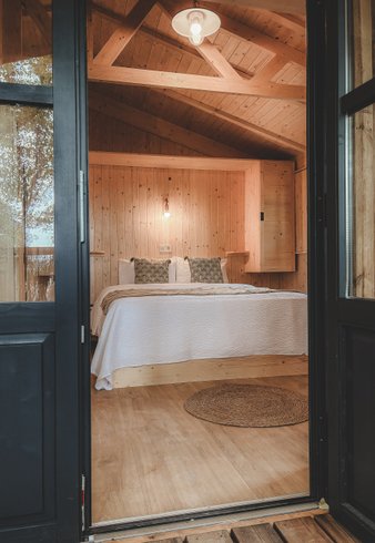 Hébergement AbracadaRoom : Cabane Auròra - Lodge sur pilotis au cœur de la nature, calme & bien-être, réservé aux adultes • linge & ménage inclus • climatisation réversible • kitchenette équipée - Image 3