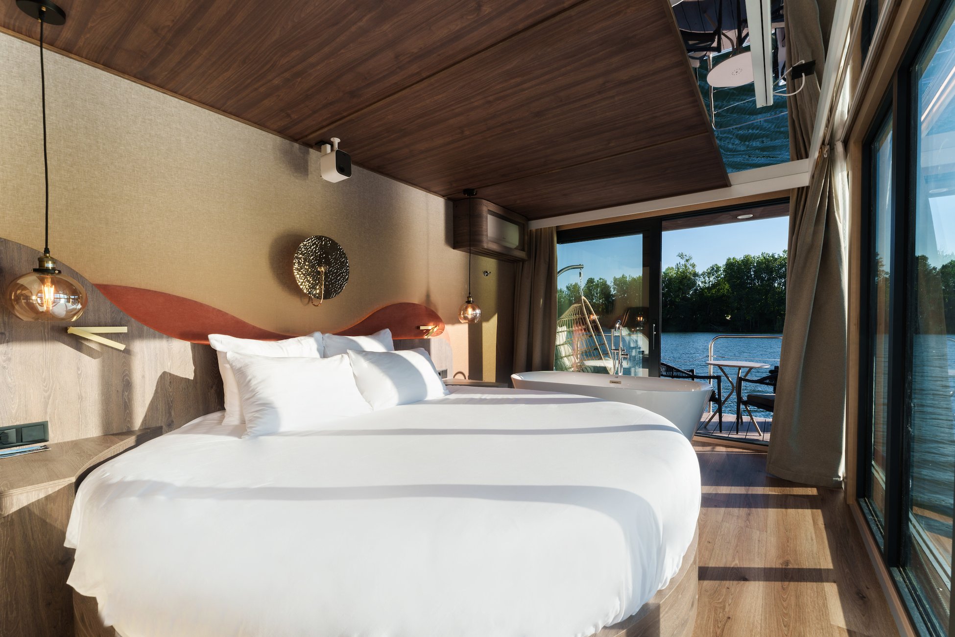 Hébergement UnicStay : Suite flottante Panoramique Lit rond Balnéo Sauna à Saint-Martin-La-Garenne