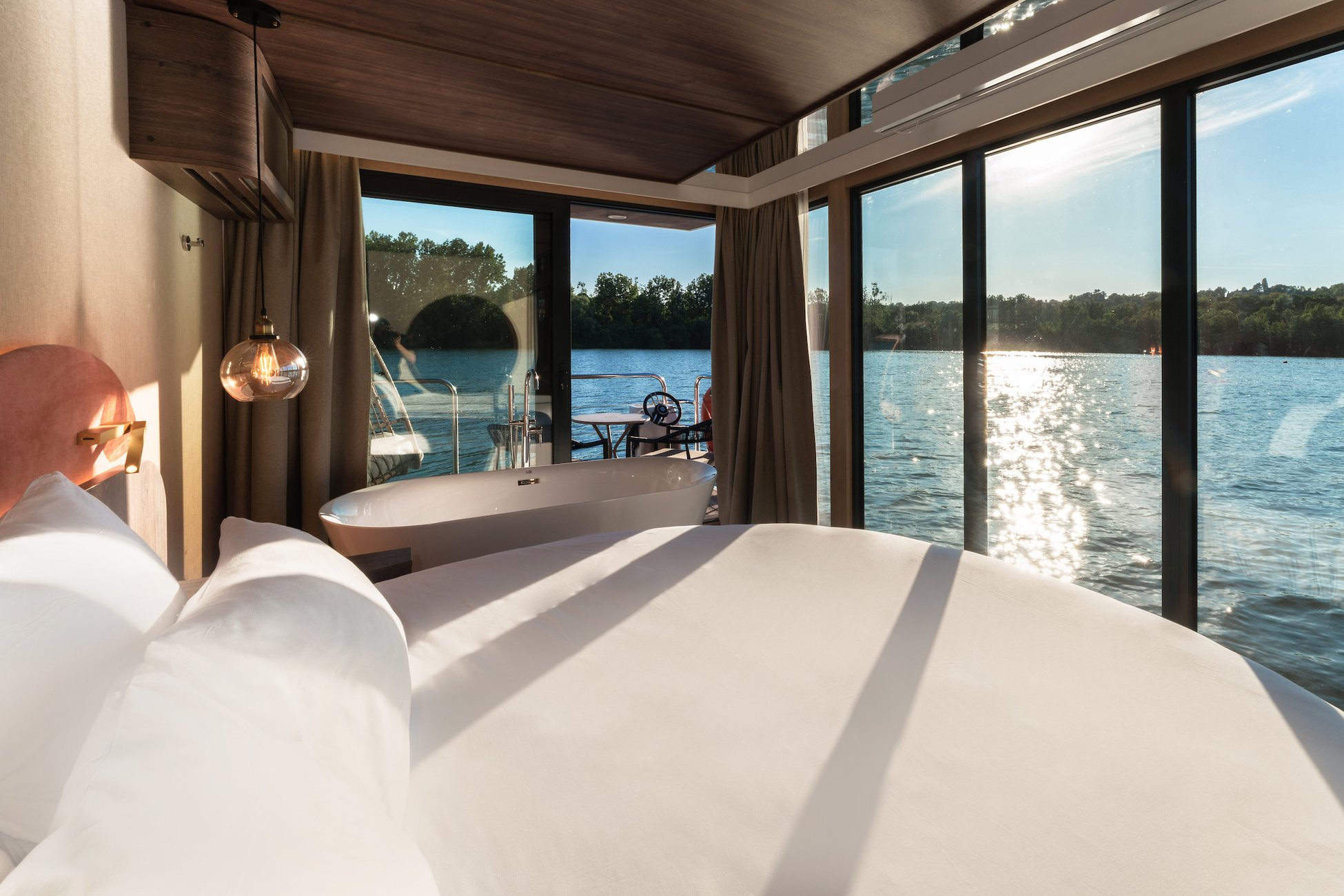 Hébergement UnicStay : Suite flottante Panoramique Lit rond Balnéo Sauna à Saint-Martin-La-Garenne