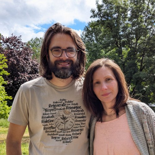 Thomas, passionné de permaculture, vous accueille avec attention, pour vous offrir un séjour authentique, confortable et en harmonie avec la nature.Alexandra, éducatrice Montessori passionnée, formée à l’éducation par la nature, vous accueillera avec bien
