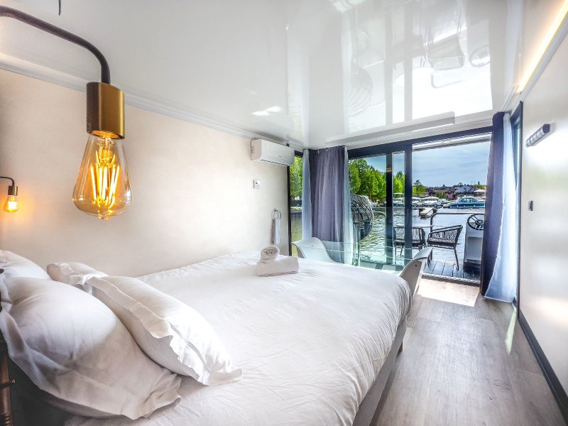 Hébergement AbracadaRoom : Suite flottante Supérieure Lit king-size Balnéo transparente Sauna et rooftop - Image 1