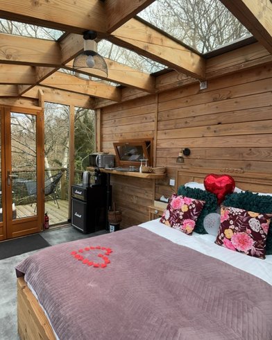 Hébergement AbracadaRoom : Cabane en verre & bain nordique privatif - Image 4