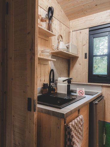 Hébergement AbracadaRoom : Cabane Ausèla - Lodge sur pilotis au cœur de la nature, calme & bien-être, réservé aux adultes • linge & ménage inclus • climatisation réversible • kitchenette équipée - Image 4