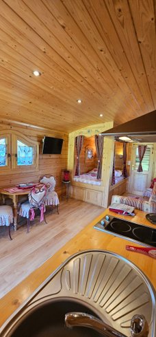 Hébergement AbracadaRoom : Roulotte du Soleil - Image 2