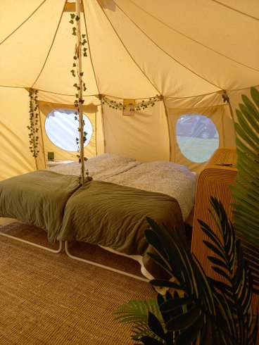Hébergement AbracadaRoom : Jungle Tent with Vintage Military Ambulance - Image 6