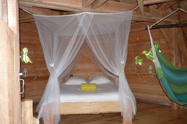 cabane_sur_pilotis2_Nids_du_bearn_chambre_interieurabracadaroom