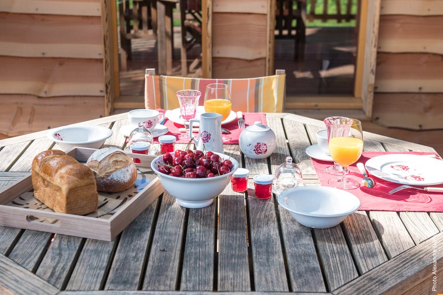 petit-déjeuner en terrasse-cabane dans les arbres-séjour insolite en famille-centre-abracadaroom