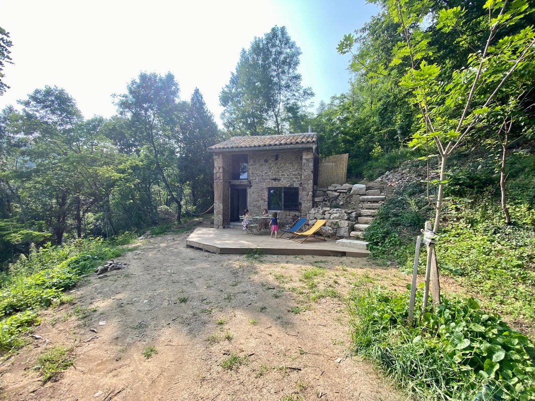 Cabane autonome dans les bois à Leynes (14)