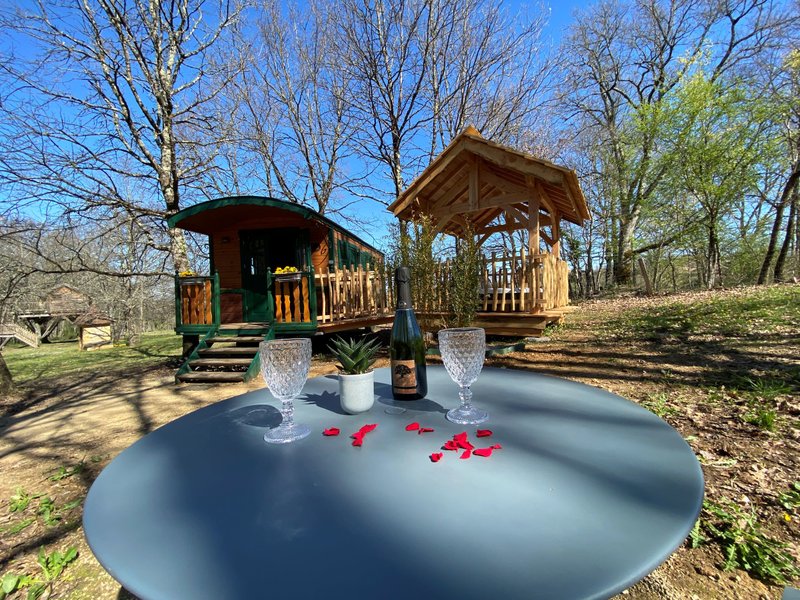 Hébergement AbracadaRoom : Roulotte Spa de Charme - Image 2