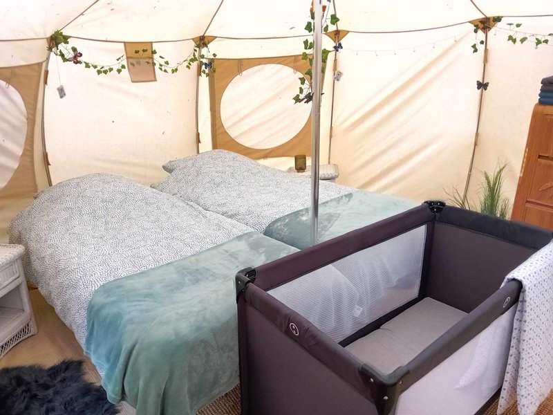Hébergement AbracadaRoom : Jungle Tent with Vintage Military Ambulance - Image 13