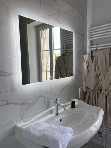 Hébergement AbracadaRoom : Suite Pierre de Lune – suite lumineuse avec cheminée – Maison Balmelle Gramat - Image 6