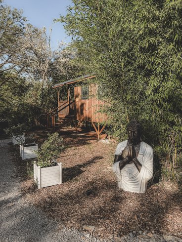 Hébergement AbracadaRoom : Cabane Selva - Lodge sur pilotis au cœur de la nature, calme & bien-être, réservé aux adultes • linge & ménage inclus • climatisation réversible • cuisine équipée - Image 4