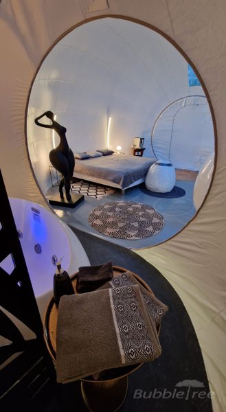 Hébergement AbracadaRoom : Bulle Yin Yang  & balnéo avec planche dînatoire et petit-déjeuner - Image 3