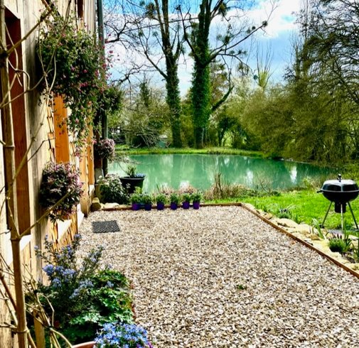 Hébergement AbracadaRoom : Terrasse sur l’eau, gîte en châtaignier - Image 11
