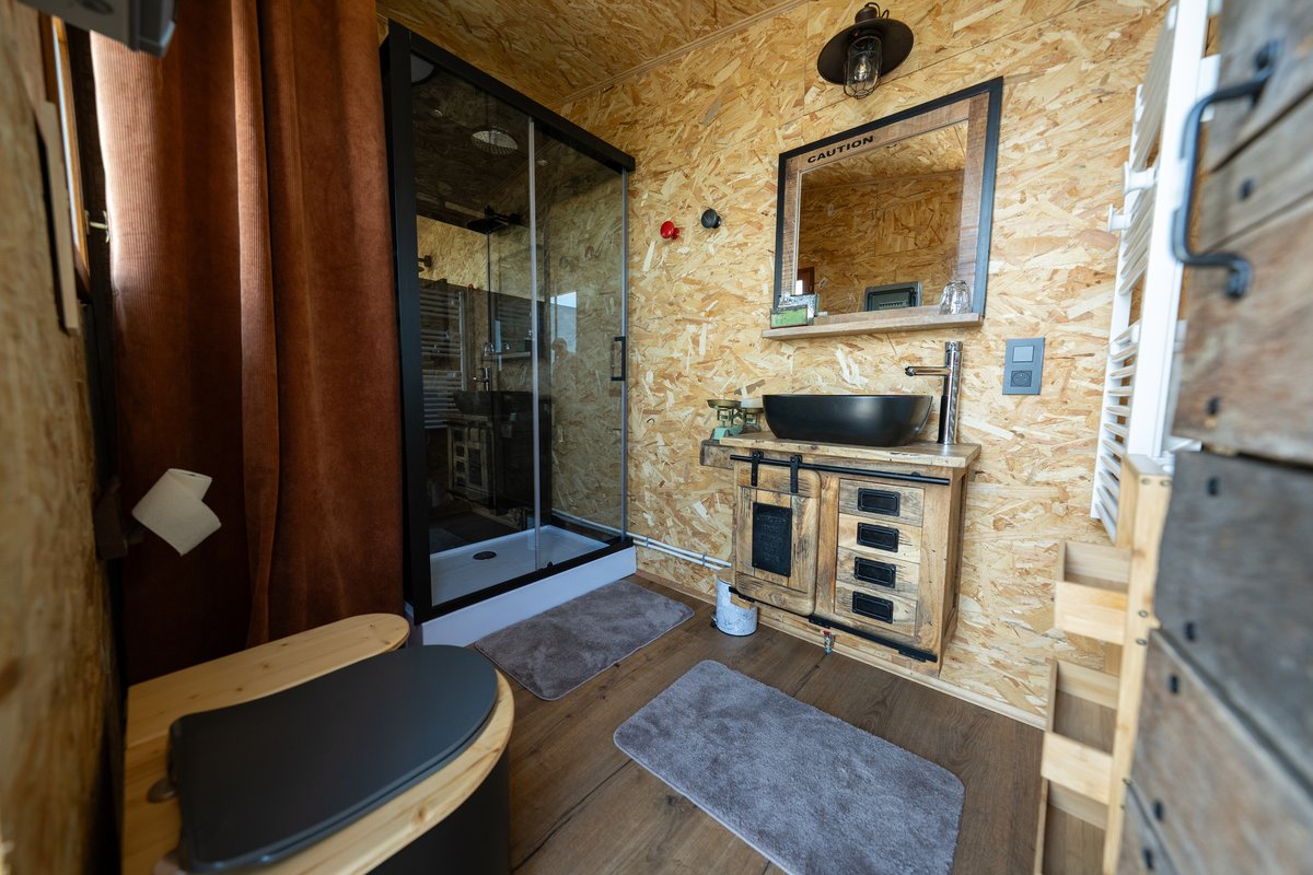 L'âne et sa yourte & Spa à St Martin La Plaine (25)