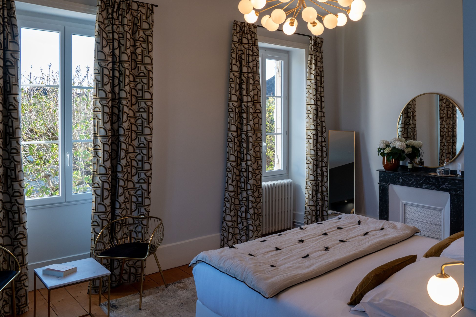 Hébergement UnicStay : Suite Pierre de Lune – suite lumineuse avec cheminée – Maison Balmelle Gramat à Gramat