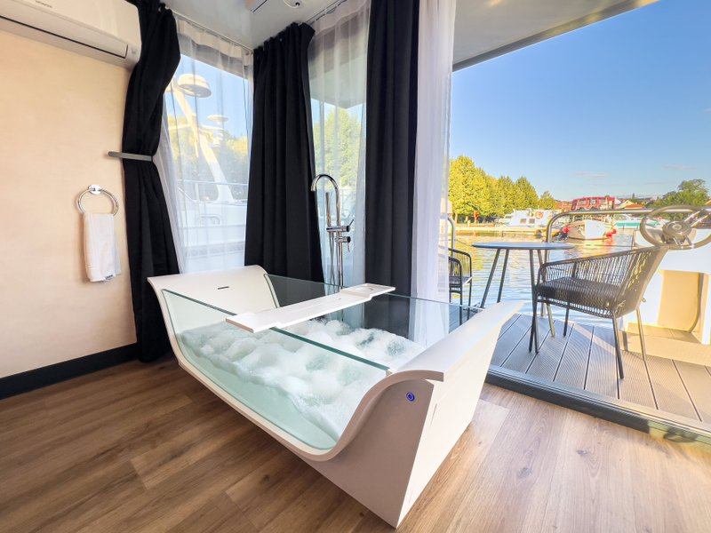 Hébergement AbracadaRoom : Suite flottante Supérieure Lit king-size Balnéo transparente Sauna et rooftop - Image 4