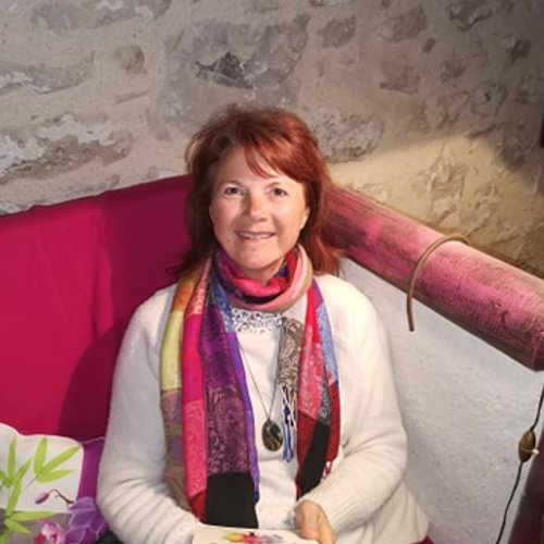Jocelyne Buryn, la propriétaire vous accueillera. Céramiste, Art-Thérapeute, Prefesseure de Qi Gong, Praticienne de massage énergétique chinois Tuina et de Bain Sonore, elle privilégie le partage de ses passions et le côté relationnel authentique.