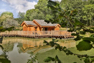 Cabane du Lac & Spa à Saint- Martin Des Combes (1)