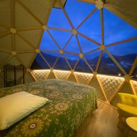 Sophie et Eric vous accueillent aux Terrasses des Esseroliettes dans ce dôme magnifique et tout confort en plein cœur du Parc Naturel Régional des Bauges. En lisière de forêt avec vue dominante et proximité de nos animaux, alpaga, ânes, cheval.... 