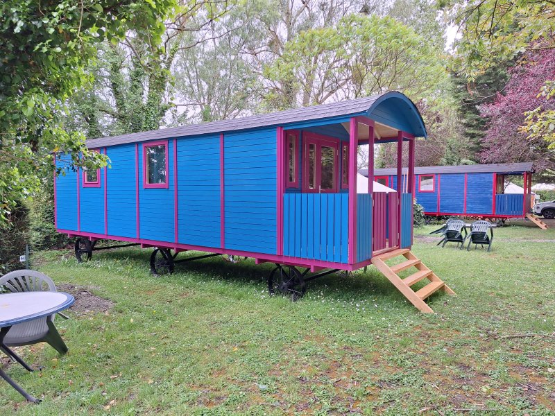 Hébergement AbracadaRoom : La roulotte du village insolite - Image 1