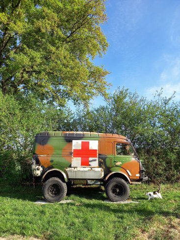 Hébergement AbracadaRoom : Jungle Tent with Vintage Military Ambulance - Image 5