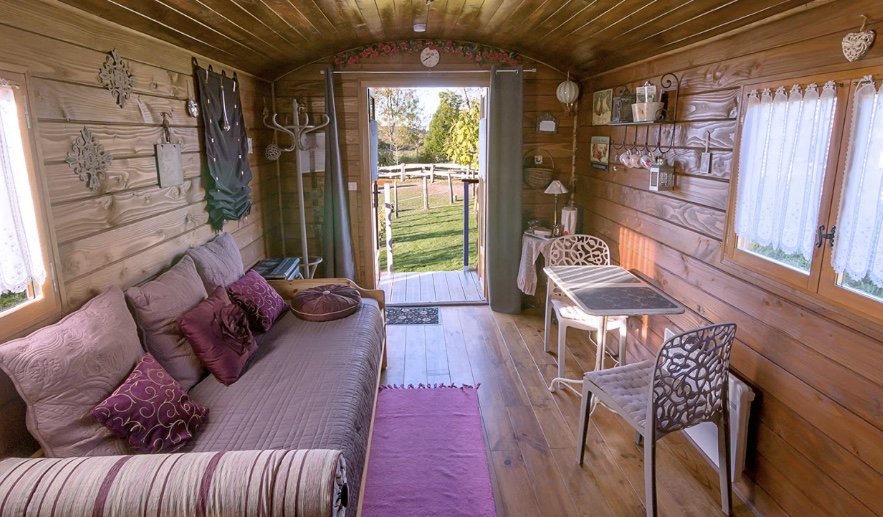interieur-roulotte romantique--sejour insolite-pays de la loire-abracadaroom