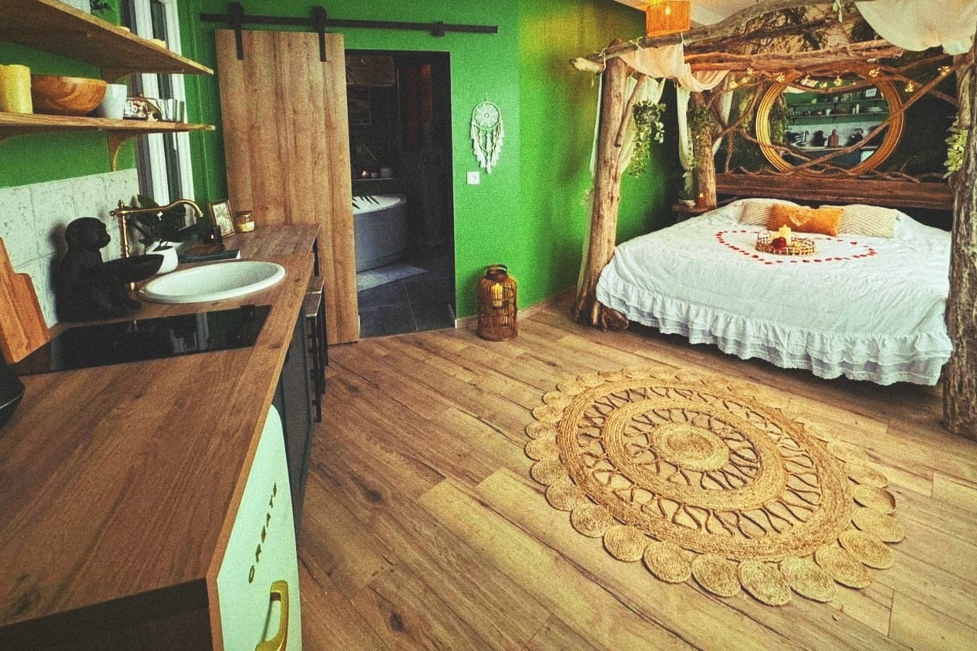 Hébergement UnicStay : Jungle romantique Spa & Cinéma sous les arbres à Amiens