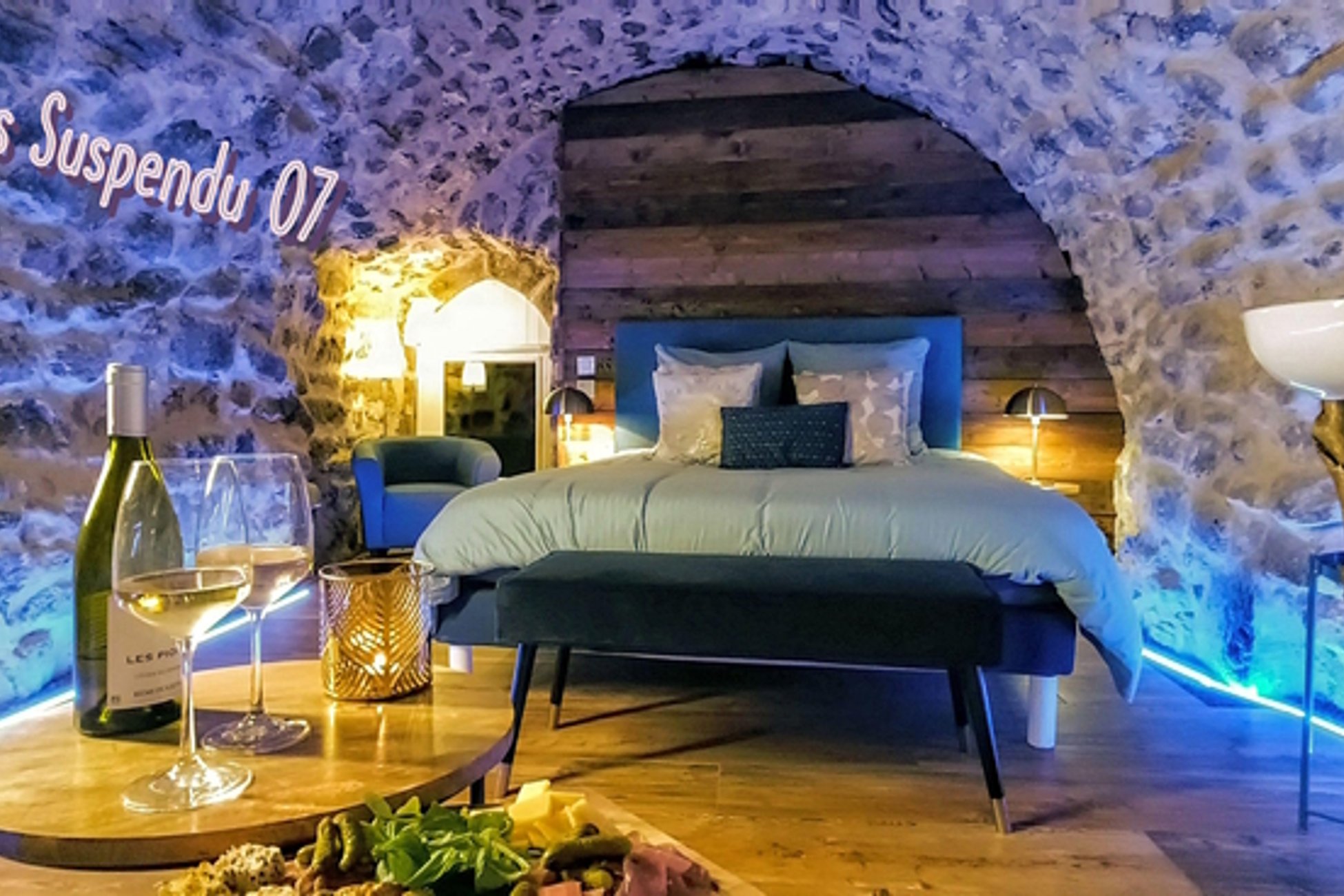 Hébergement UnicStay : Love room dans une cave voutée avec baignoire balnéo à Saint Pierreville